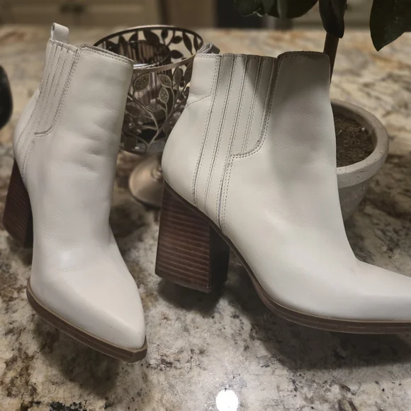 Marc FISHER Elegant White Ankle Boots - Picture 4 of 5